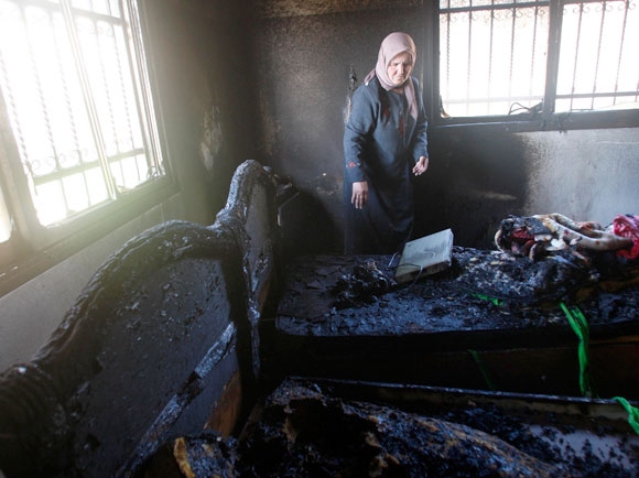 فلسطينية تتفقد منزلها بعد أن دمره المستوطنون- رويترز