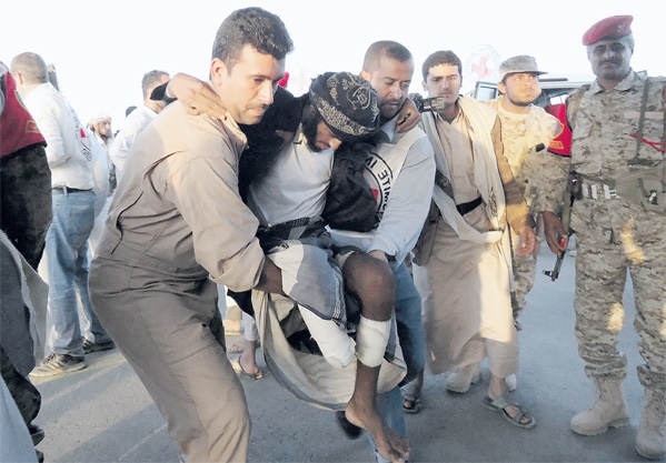 إسعاف مصابي المعارك في محافظة صعدة (رويترز)