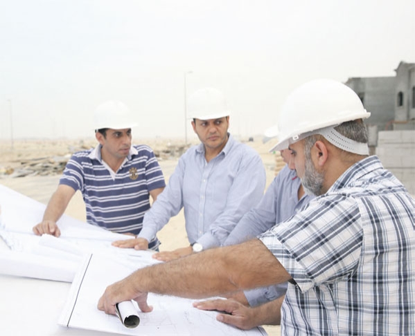 م. عصام الشيخ مع عدد من المهندسين في أحد المشاريع بالعزيزية 