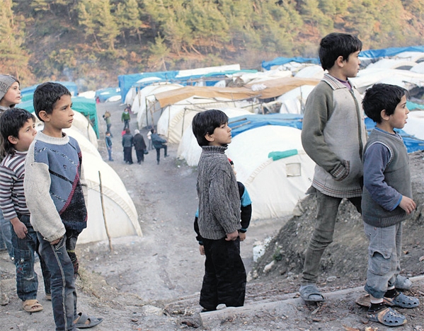 أطفال سوريون في مخيم للاجئين بالقرب من الحدود التركية في اللاذقية