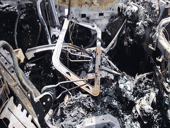 النيران التهمت كافة محتويات السيارة من الداخل