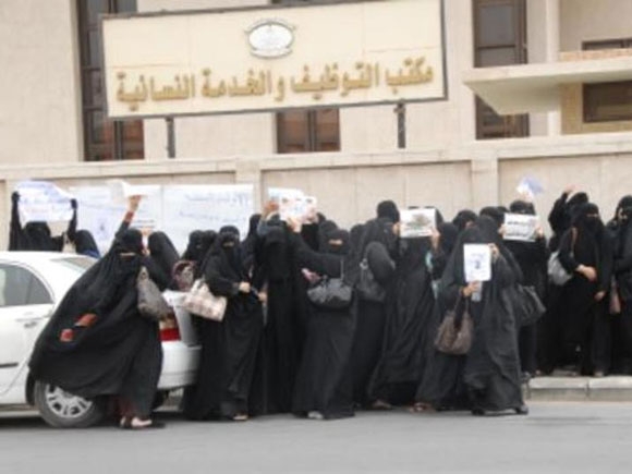 معلمات البند متجمعات امام مقر وزارة الخدمة المدنية بالدمام مطالبات بالثبيت ( تصوير : عبدالعزيز الهرّان)