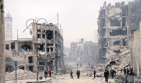 آثار الدمار الذي خلفه قصف الطيران السوري لمناطق في حلب (رويترز)