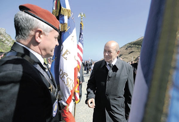 وزير الدفاع الفرنسي في حفل تكريم المقاومين بالحرب العالمية الثانية