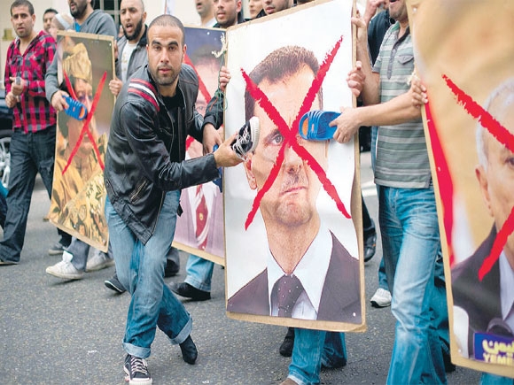 متظاهرون أمام السفارة السورية في لندن . «أ ف ب» .