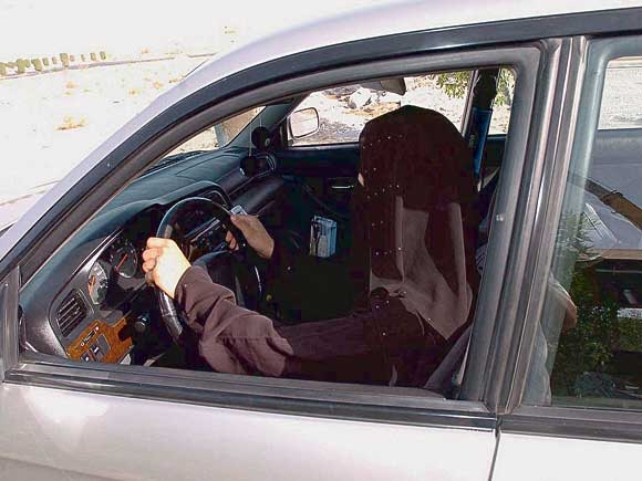 محاذير عديدة لقيادة المرأة السيارة