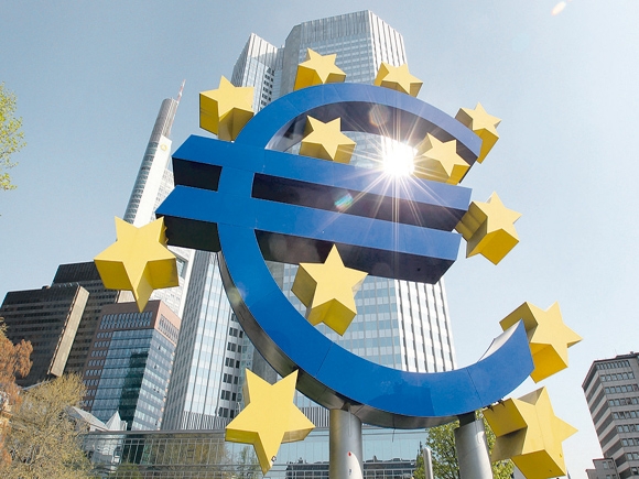 منطقة اليورو تواجه مصاعب مع تصاعد أزمة الديون رغم تراجع معدلات التضخم.(AFP)