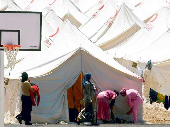 لاجئون سوريون على الحدود التركية (الوكالات)