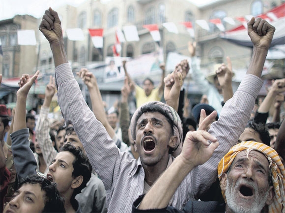 تظاهرات في صنعاء تطالب بتنحي الرئيس اليمني . « رويترز» .