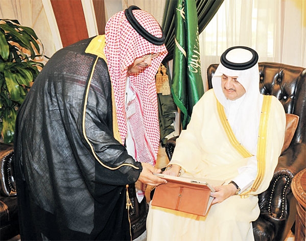 الأمير سعود بن نايف خلال تدشينه الأندية الموسمية أمس