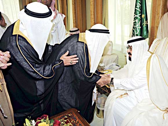 الملك خلال استقباله أسرة آل غالب بقصره في جدة (واس)