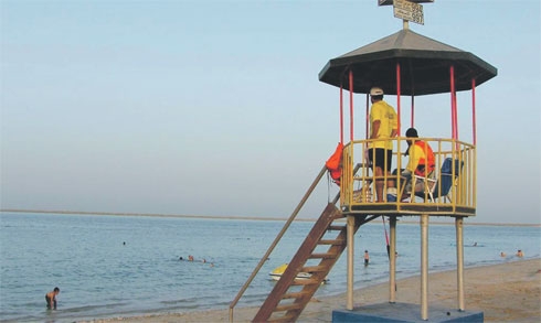 مقاعد مرتفعة وضعت خصيصا للمنقذين لمراقبة الشواطئ تصوير : علي السويد