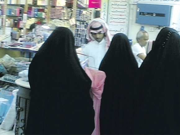 تأنيث محلات المستلزمات النسائية سيسد حاجة الأسر ويحافظ على الخصوصية (تصوير: عبدالله السيهاتي)