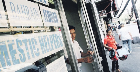 أحد مكاتب إلحاق العمالة الفلبينية للعمل بدول الخليج في مانيلا (اليوم)