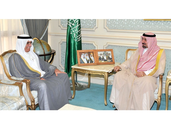 الأمير جلوي خلال استقباله سفير مملكة البحرين . ( اليوم ) 