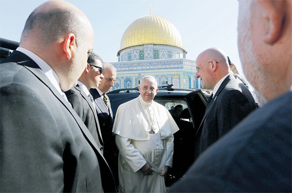  البابا فرنسيس اثناء زيارته امس للقبة المشرفة