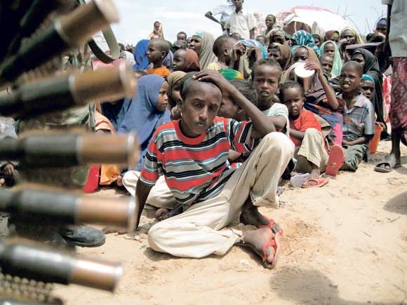 صوماليون ينتظرون المساعدات الغذائية في معسكر جنوبي مقديشو « أ ف ب » .