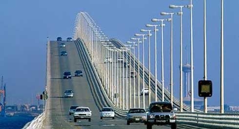 إطارات «مخمورة » تسير على جسر الملك فهد
