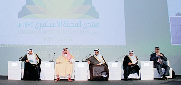 الأمير سعود الفيصل وم. صالح الرشيد يتوسطان المتحدثين خلال المنتدى