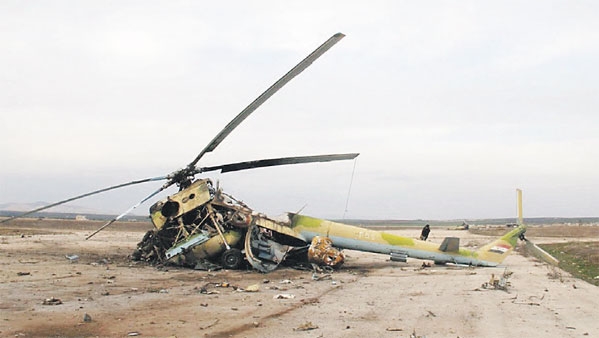 طائرة هليكوبتر أسدية عقب تدميرها في مطار منغ العسكري