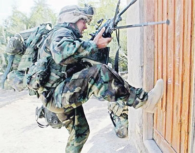 جندي أمريكي يداهم منزلا في العراق