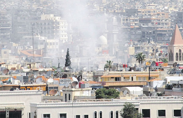 الدخان يتصاعد من دمشق عقب سقوط قذيفتي هاون قرب البرلمان