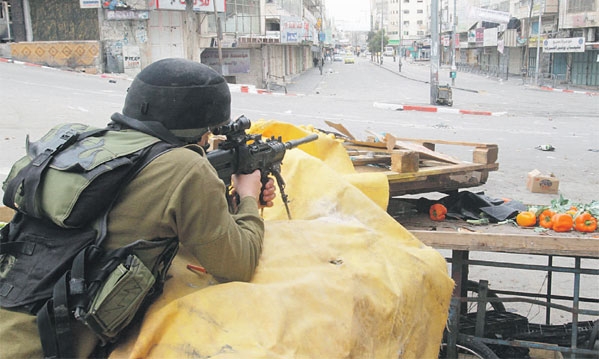  جندي إسرائيلي يطلق النار على فلسطينيين في الخليل