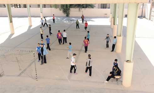 الطلاب قضوا اليوم الأول فى أفنية المدارس. (تصوير: مرتضى بوخمسين)