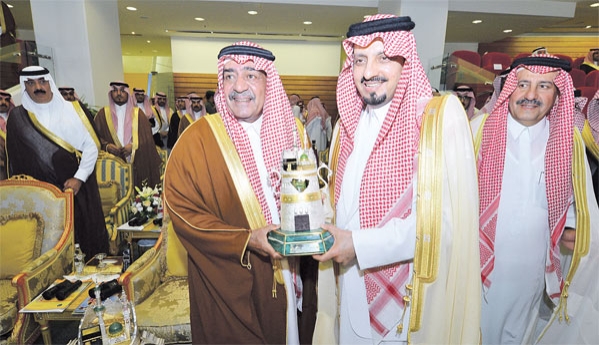 سمو النائب الثاني يسلم جائزة المركز الأول للأمير فيصل بن خالد