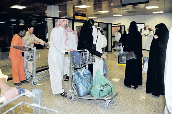 مسافرون لدى وصولهم مطار الأحساء أمس (اليوم)