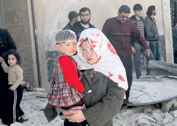 امرأة سورية وطفلها عقب قصف أسدي في حلب أمس