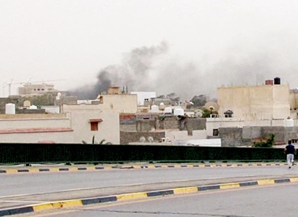  الدخان يتصاعد من منطقة البرلمان الليبي بعد قصفه