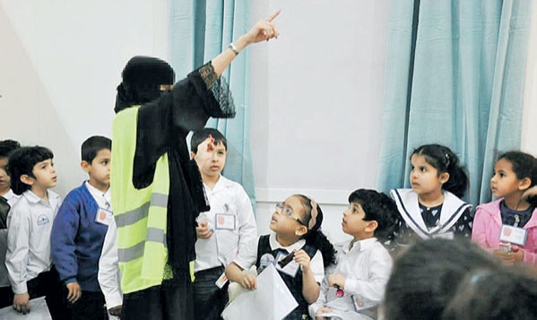  منال توجه مجموعة من طالبات المدارس