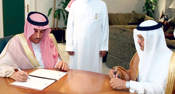 الأمير سعود بن ثنيان يوقع عقودا لمنشآت تعليمية للهيئة في أكتوبر الماضي (اليوم)