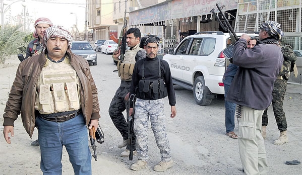 تواصل الاشتباكات بين مسلحي العشائر والجيش العراقي وأفراد القاعدة (ا ف ب)
