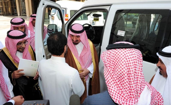 الأمير جلوي أثناء اطلاعه على تجهيزات السيارة