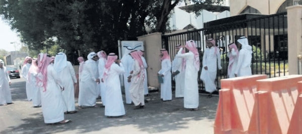 تجمع خريجي التربية أمام مقر الوزارة أمس