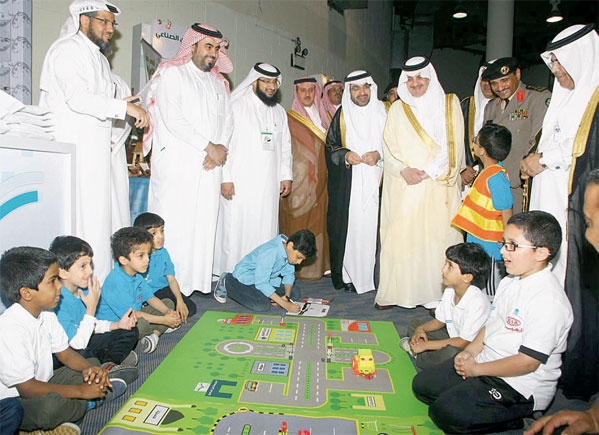  الأمير سعود بن نايف وبجواره د. خالد السلطان يطلعان على مشاركة للأطفال في فعاليات أسبوع المرور