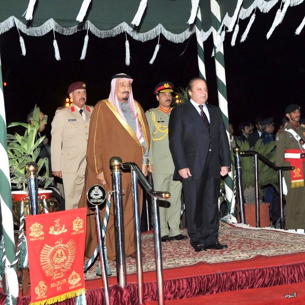 الامير سلمان ورئيس وزراء باكستان خلال السلامين الوطنيين السعودي والباكستاني