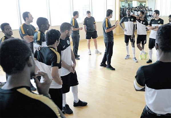 الجهاز الإداري في اجتماع مع اللاعبين قبل التدريب 