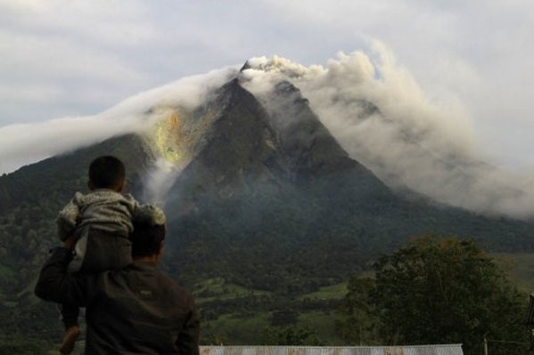 فرار آلاف السكان بعد ثوران بركان في جزيرة سومطرة الإندونيسية