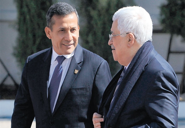 الرئيس الفلسطيني مستقبلا في رام الله أمس نظيره البيروفي 