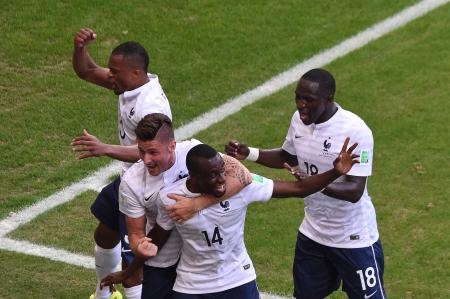 الفرنسيون يحتفلون باحد اهدافهم الخمسة