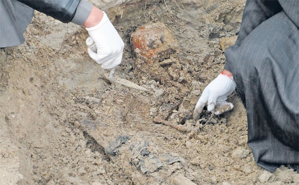 إحدى الجثث مقيدة بالحبال والأسلاك المعدنية أحمد المسري