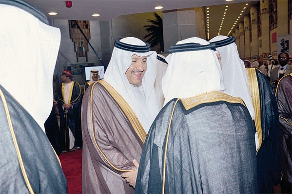 الأمير سلطان بن سلمان يصافح حضور الحفل 
