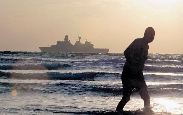السفينة الحربية التابعة للبحرية الدانماركية المكلفة بنقل الكيماوي السوري 