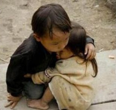 طفل من بورما يحتضن أخته الصغرى بعد مقتل الأب والأم