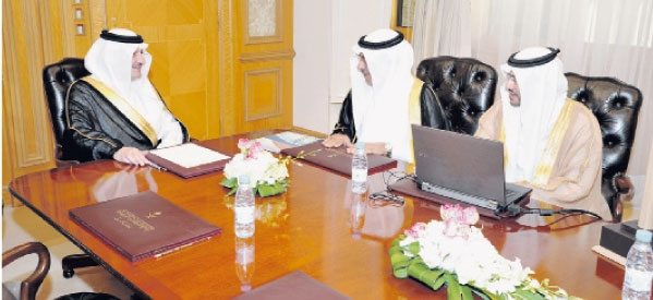 الأمير سعود بن نايف خلال لقائه بمسئولي هيئة الربط الكهربائي الخليجي