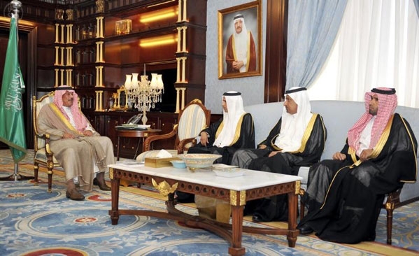 أمير الباحة خلال استقباله لمدير مكتب رعاية الشباب 