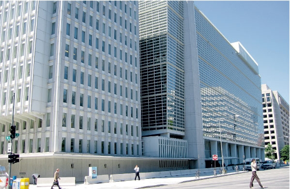 البنك الدولي يخفض توقعاته لنمو الاقتصاد العالمي